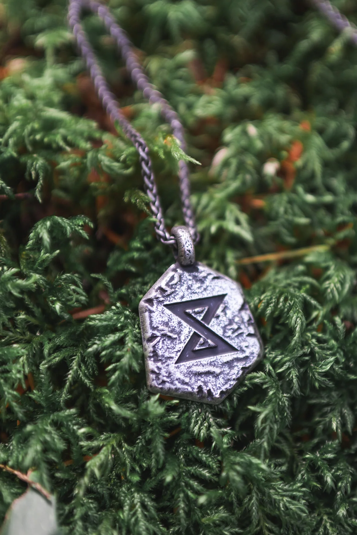 THE WITCHER SIGNS PENDANT SET AND KEEPSAKE BOX - Image 11