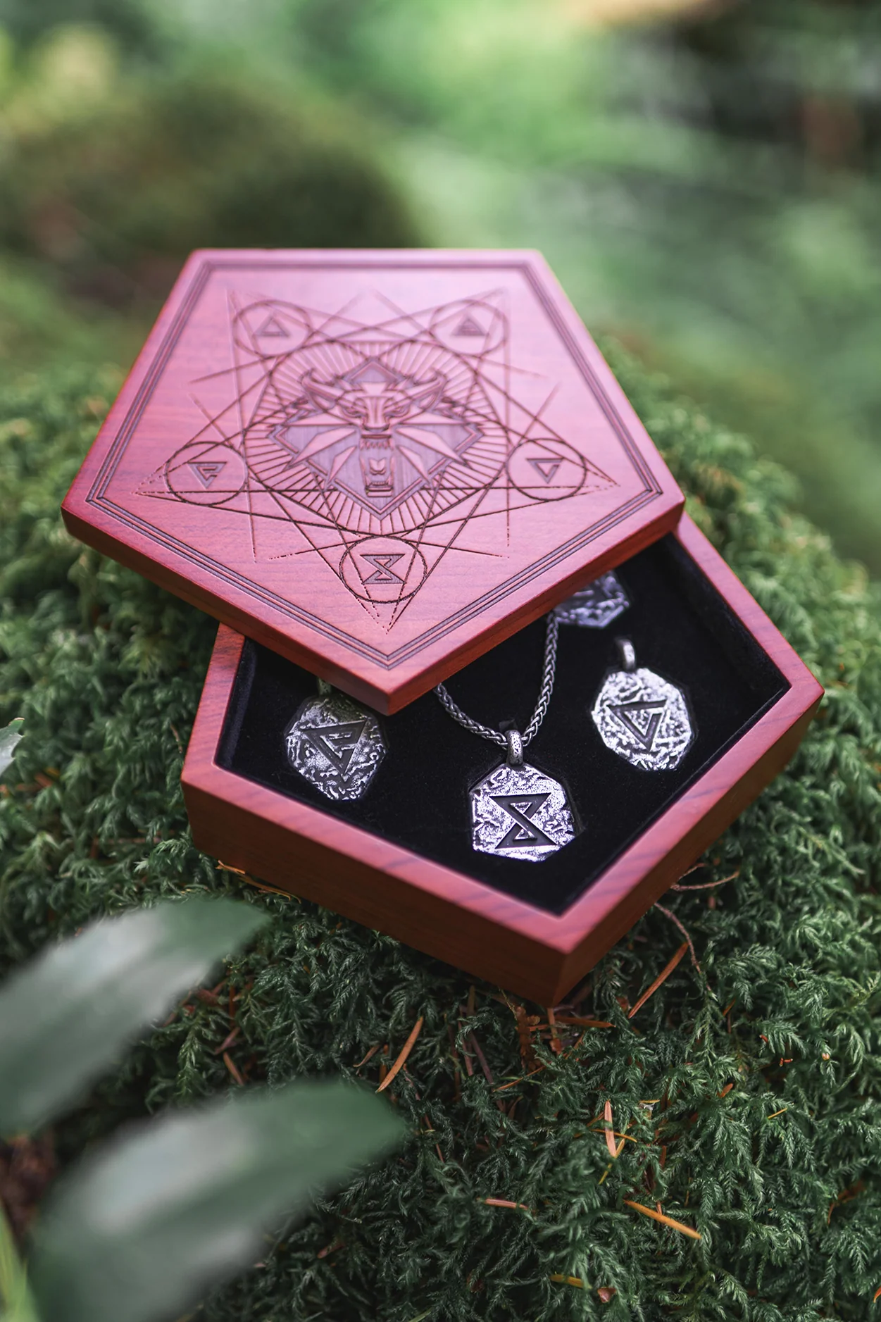 THE WITCHER SIGNS PENDANT SET AND KEEPSAKE BOX - Image 3