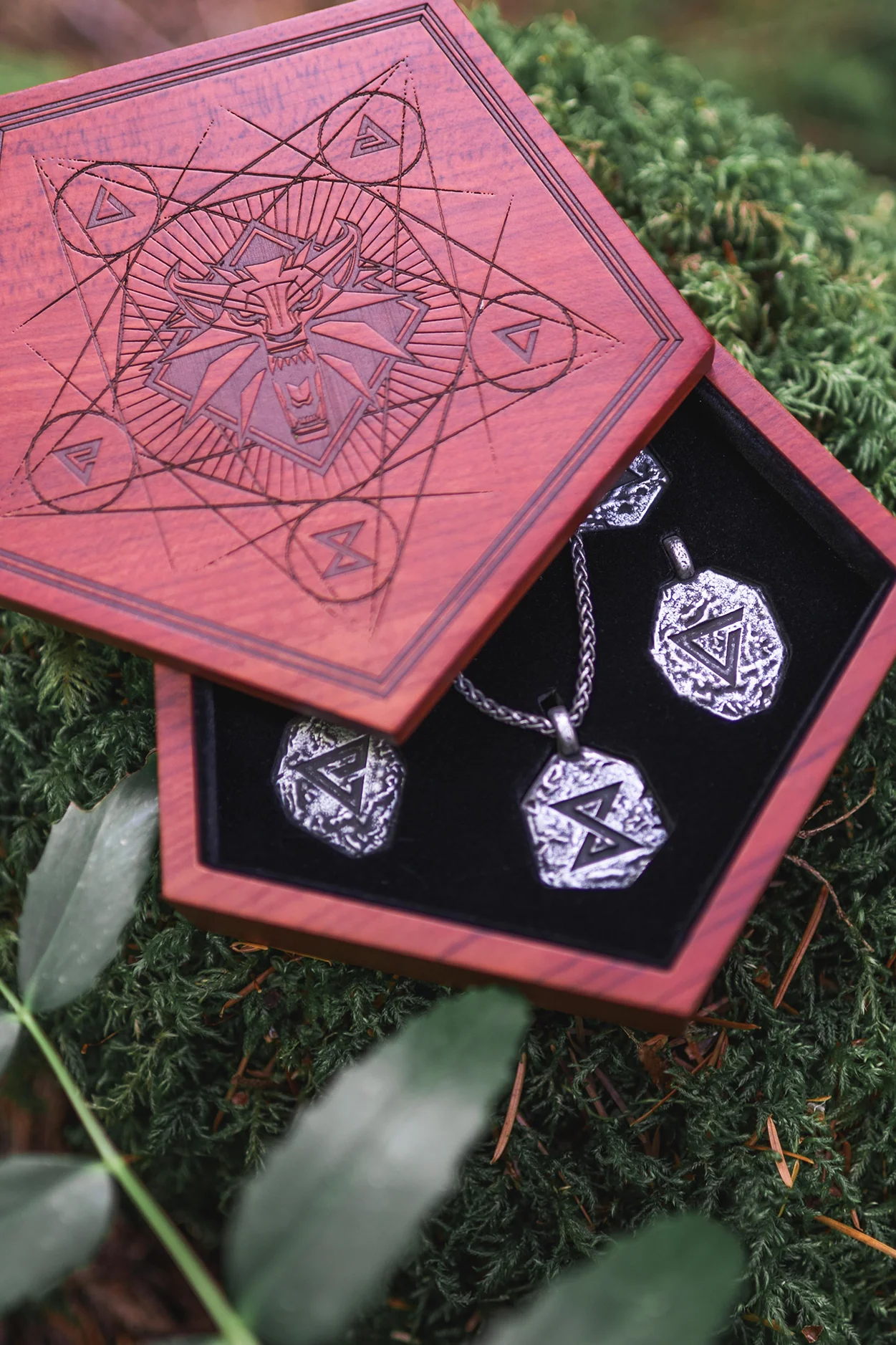 THE WITCHER SIGNS PENDANT SET AND KEEPSAKE BOX - Image 4