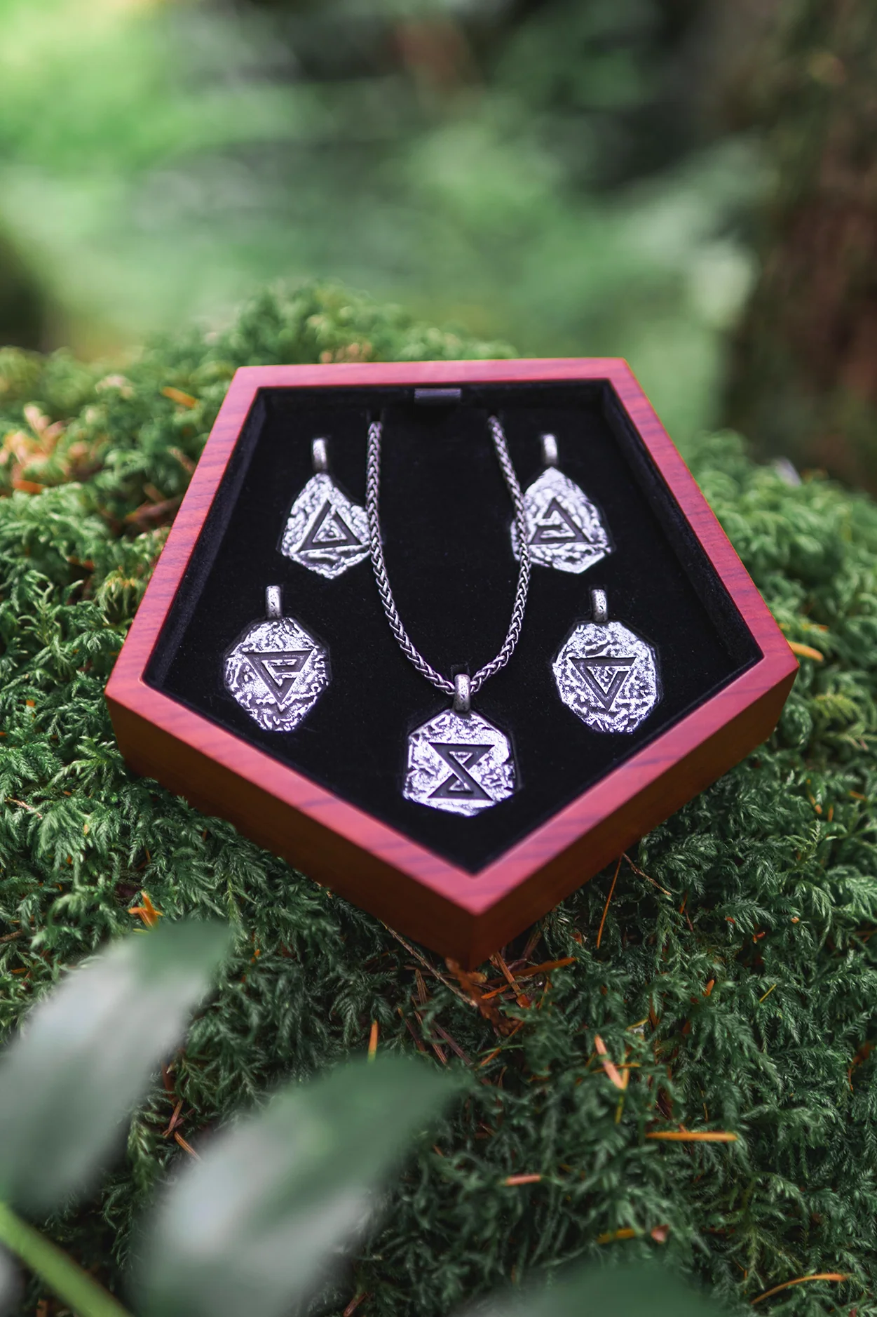 THE WITCHER SIGNS PENDANT SET AND KEEPSAKE BOX - Image 5