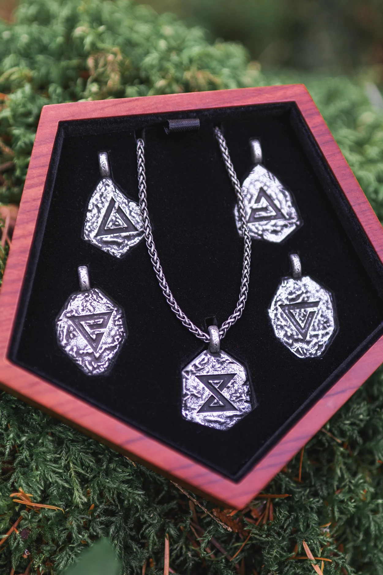 THE WITCHER SIGNS PENDANT SET AND KEEPSAKE BOX - Image 6