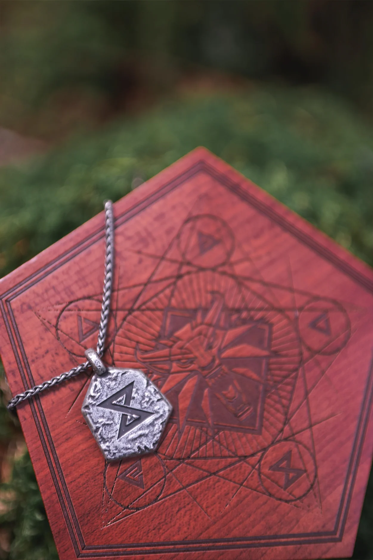 THE WITCHER SIGNS PENDANT SET AND KEEPSAKE BOX - Image 7