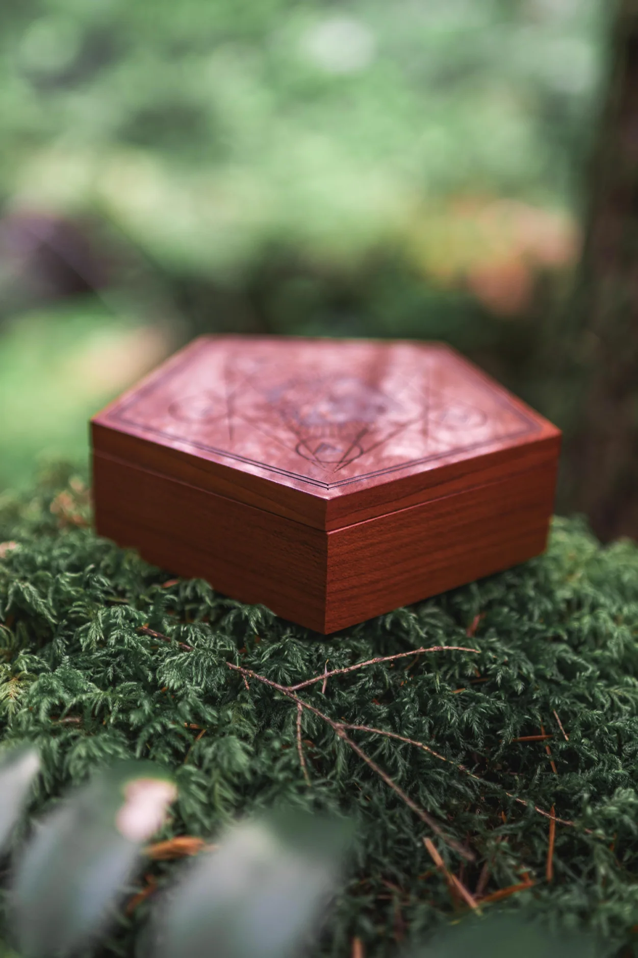 THE WITCHER SIGNS PENDANT SET AND KEEPSAKE BOX - Image 9